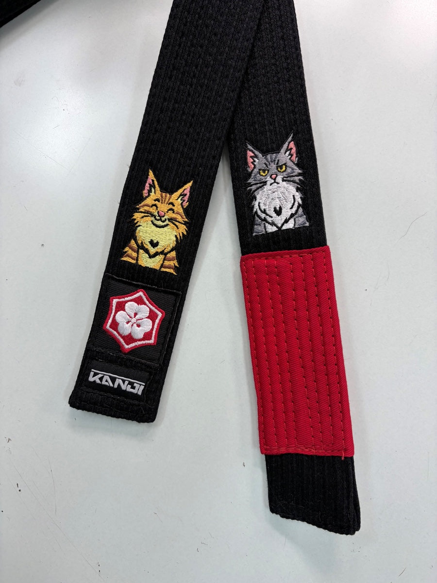 猫のオリジナル刺繍を施した黒帯の両端