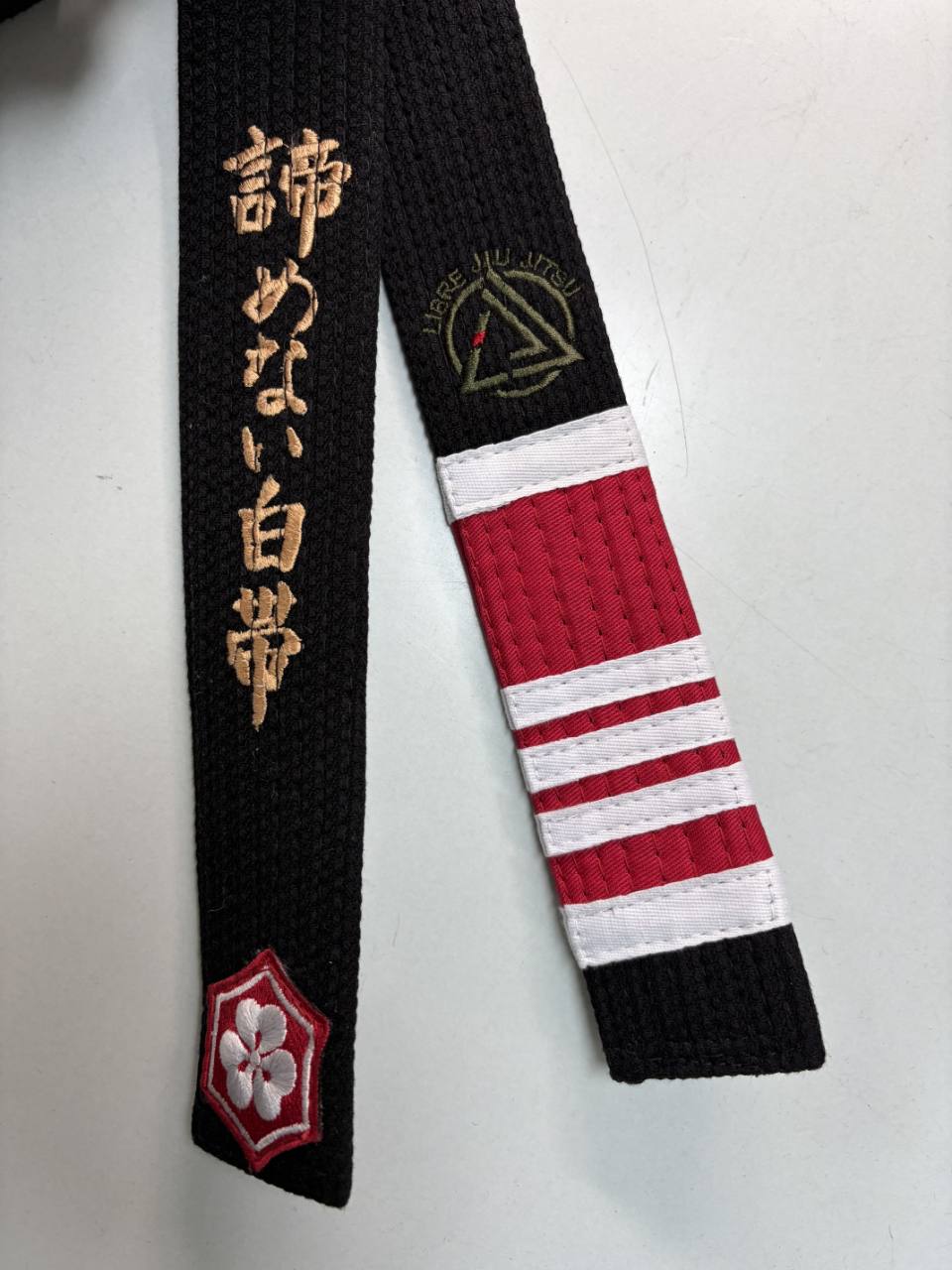 黒帯にゴールドの日本語を縦書きで刺繍した製作例